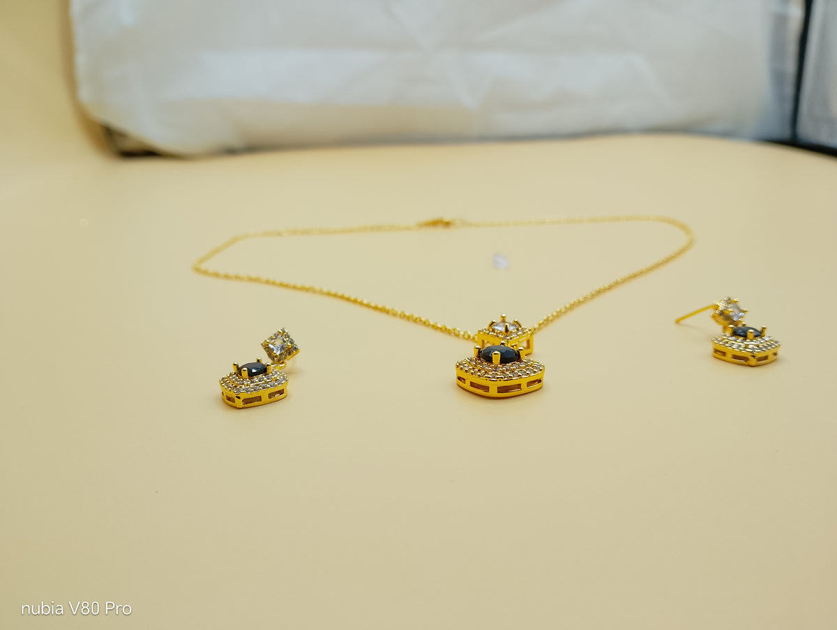Noir Éclat Locket Set — Black & Gold Elegance