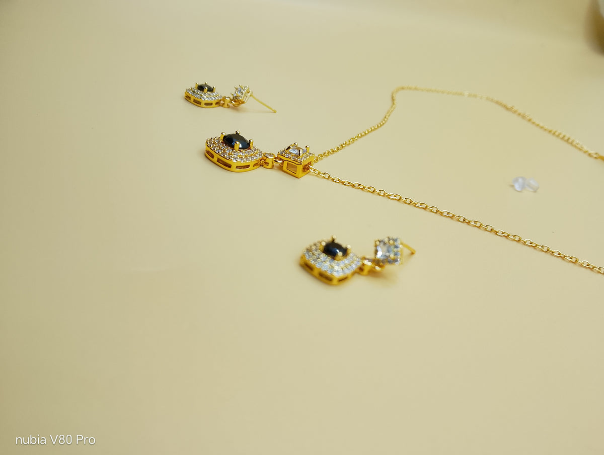 Noir Éclat Locket Set — Black & Gold Elegance