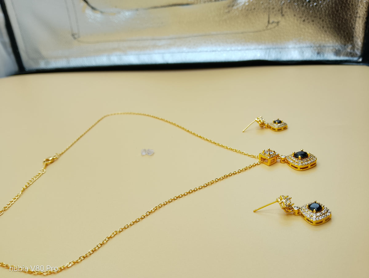Noir Éclat Locket Set — Black & Gold Elegance