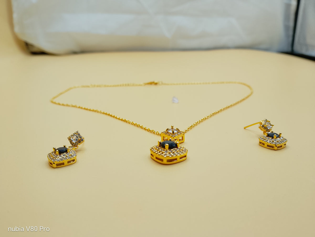 Noir Éclat Locket Set — Black & Gold Elegance