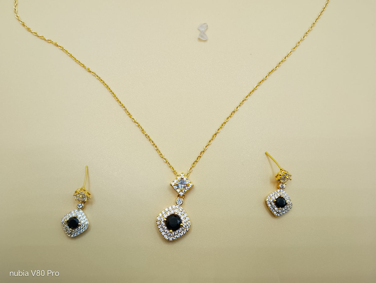 Noir Éclat Locket Set — Black & Gold Elegance